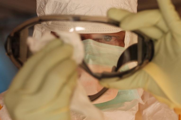 Bien que le nombre de cas d’Ebola ait diminué ces dernières semaines au Liberia l’épidémie est loin d’être maîtrisée et de nouveaux foyers continuent de se déclarer dans tout le pays. Pour ne pas mettre en péril les progrès accomplis dans