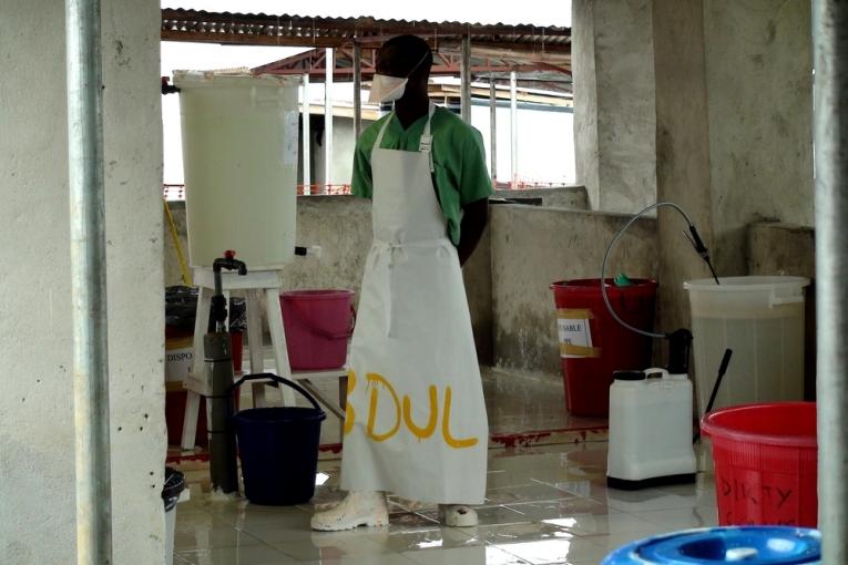 Abdul est désinfecteur à Bo en Sierra Leone. Il s'assure que l'hygiéniste peut retirer sa combinaison en toute sécurité.