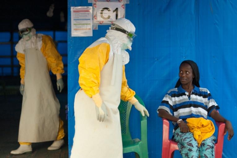 Kadia 20 ans a été diagnostiquée positive à Ebola. Elle a participé à l'essai clinique du Favipiravir à Guéckédou et deux semaines plus tard elle était guérie et pouvait rentrer chez elle.