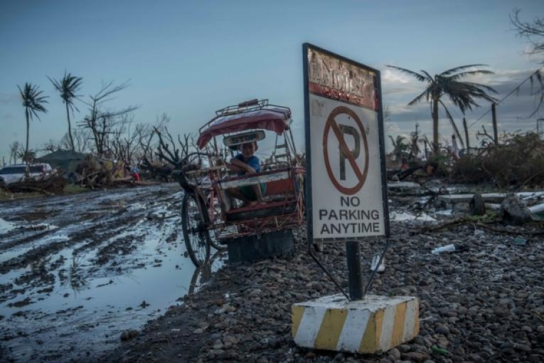 Tacloban  enfant dans un rickshaw abandonné