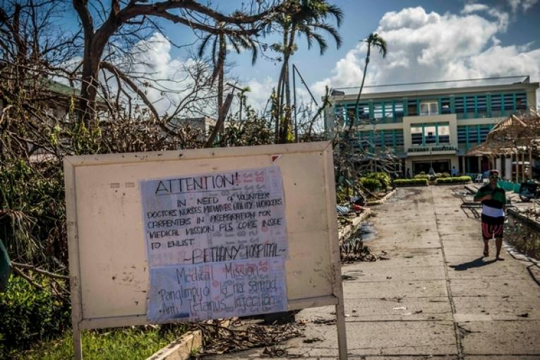 L’hôpital Bethany fait face à la mer. Il a été complètement abandonné et très endommagé. C’est ici dans la cour que sera installé l’hôpital gonflable d’MSF.