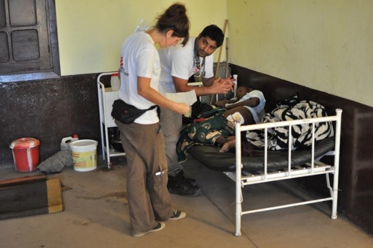 Equipe mobile d'urgence MSF à Bouar novembre 2013