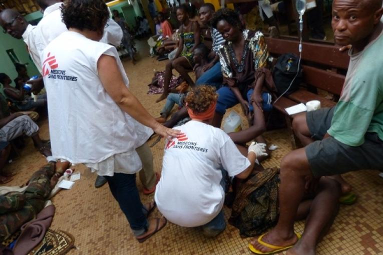 Médecins Sans Frontières (MSF) appelle toutes les parties actuellement en conflit en République centrafricaine (RCA) à permettre aux blessés et aux malades de pouvoir accéder en toute sécurité aux soins médicaux dont ils ont vitalement besoin. MS