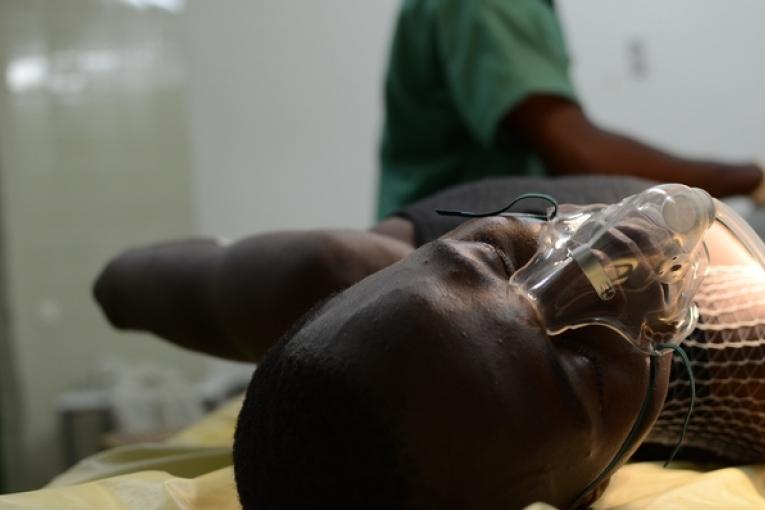 Même si l’intervention ne dure que 20 minutes le contexte stressant pour le patient et la pose du pansement très douloureuse requierent une anesthésie générale ; le temps pour l’équipe chirurgicale de nettoyer la plaie et de changer le pansemen