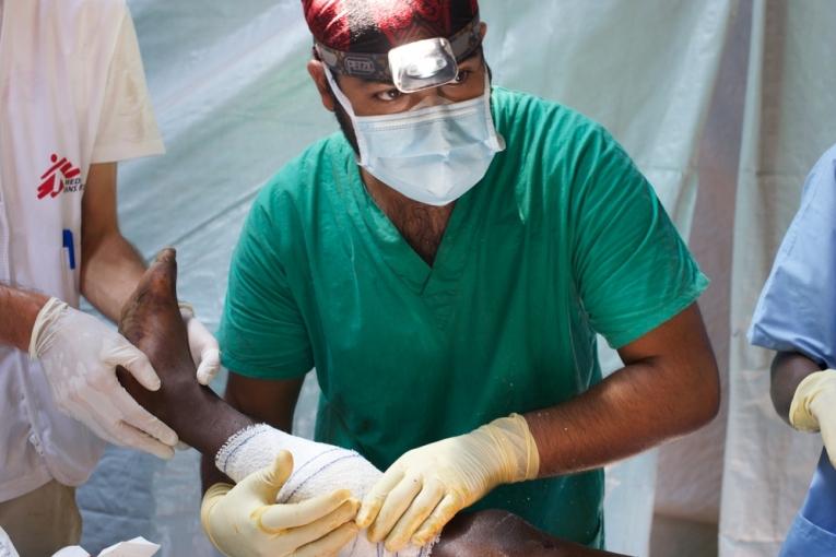 Chirurgie légère au dispensaire MSF du site de déplacés de M'Poko