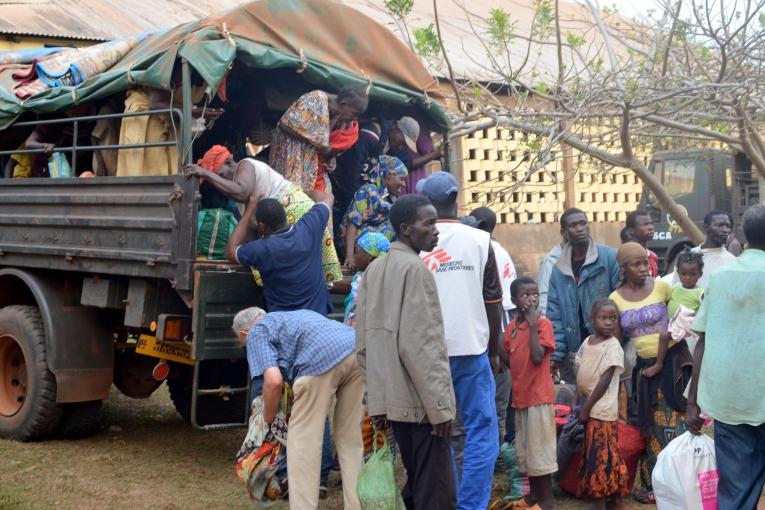 Réfugiés centrafricains partant pour le Cameroun