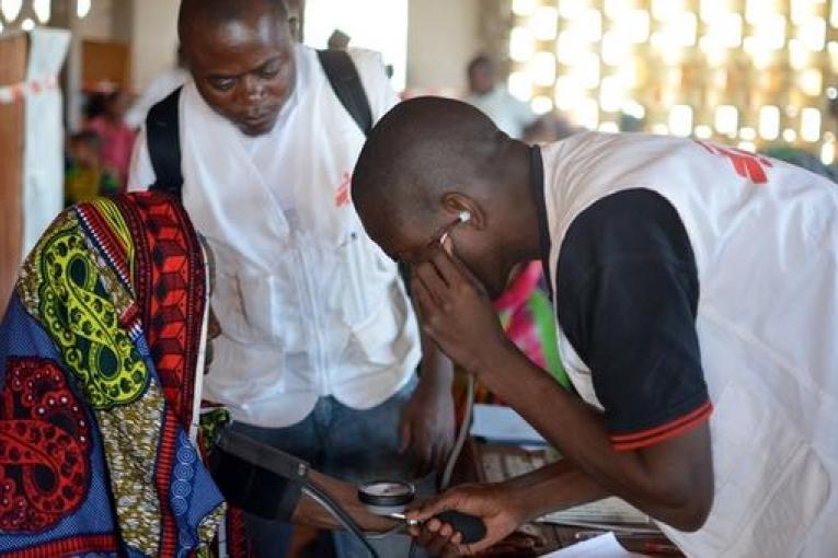 Dispensaire mobile MSF pour les populations musulmanes déplacées à l'église de Carnot Février 2014