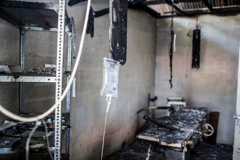 L'hôpital MSF de Leer au Soudan du Sud incendié lors de l'attaque de la ville en janvier 2014. Michael Goldfarb/MSF
