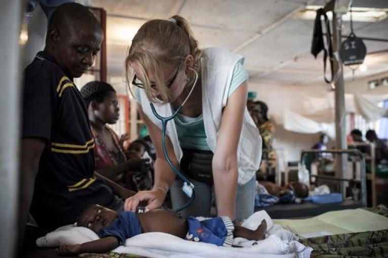 Josine Blanksma en consultation dans le service de soins intensifs de l'hôpital de Baraka