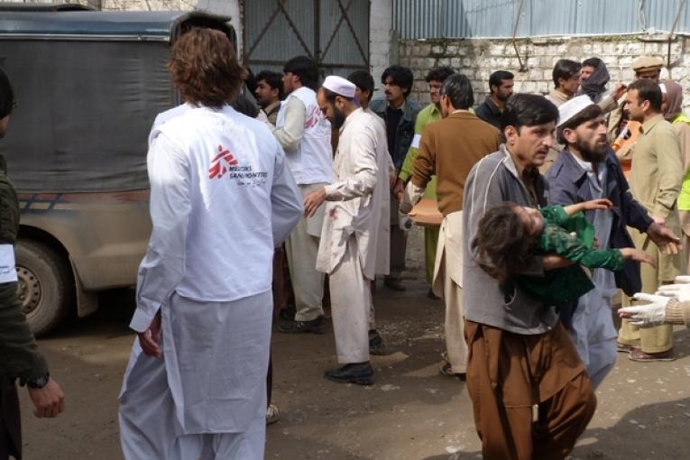 Arrivée des blessés devant le service des urgences de l'hôpital de Hangu.