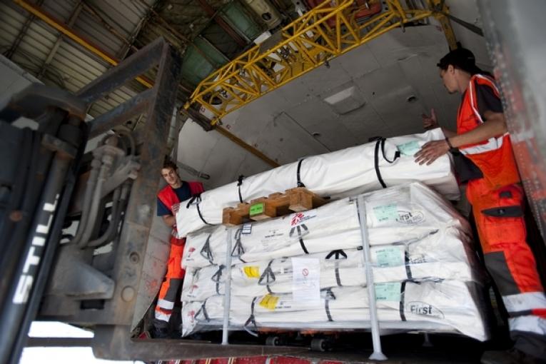 Chargement d'un avion cargo MSF