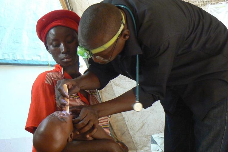 Unité de traitement du paludisme MSF à l'hôpital de Moïssala Tchad. Consultation à l'admission au service de soins intensifs.