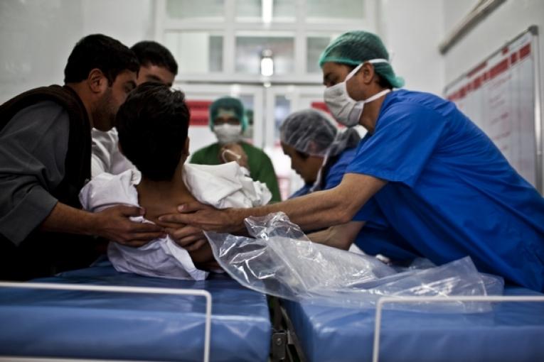Afghanistan : prise en charge d'un jeune homme blessé à kunduz