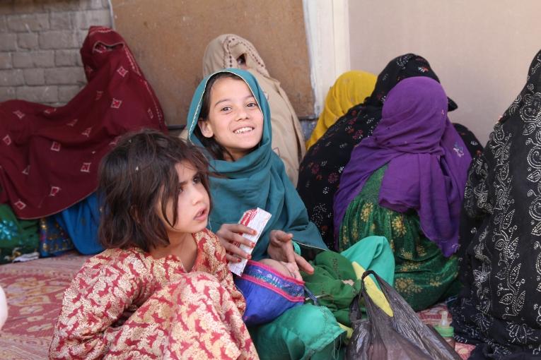 Pakistan : un bébé malnutri est nourri au plumpy nut par sa grande soeur