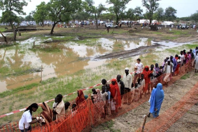 Personnel MSF examine les soudanis transférés au camp de Batil