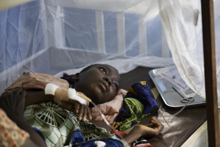 Une jeune fille souffrant de la maladie du sommeil traitée à l'hôpital de Mboki RCA