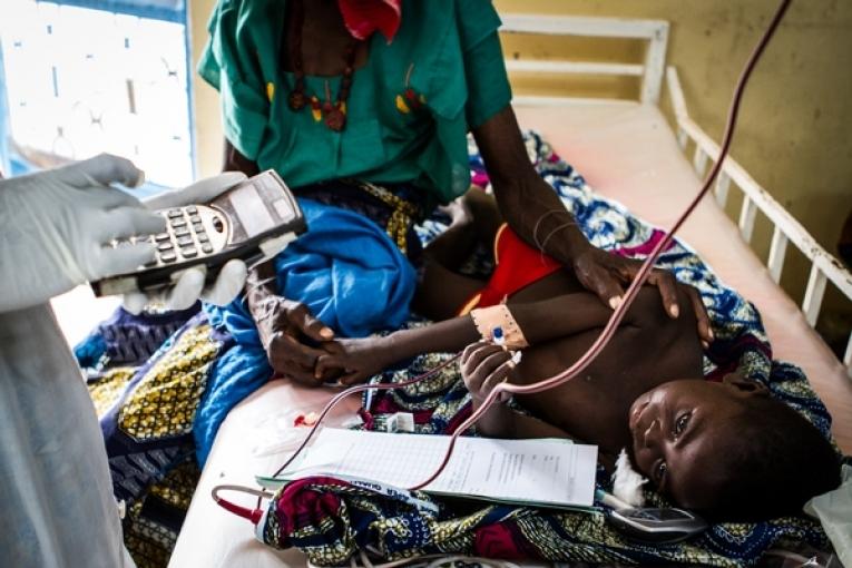 Soins intensifs dans un centre MSF à Guidan Roumji Niger. Octobre 2012.