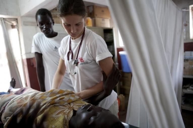 MSF a mis en place dans le camp de Nyori un centre de santé avec une unité d'hospitalisation et une pharmacie