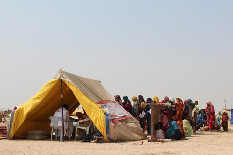 Dispensaire mobile et centre de traitement nutritionnel MSF. Camp de personnes déplacées par les inondations à Dera Murad Jamali (DMJ) Est du Baloutchistan. Novembre 2012.