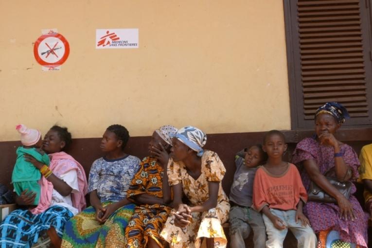 Patients attendant d'être reçus en consultation centre de santé de Damara janvier 2013