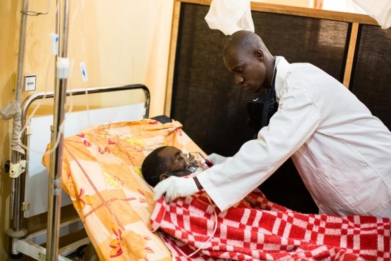 Février 2013. Soins intensifs à l'hôpital de Tombouctou.