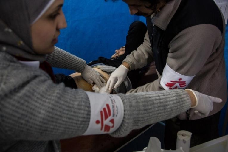 Les équipes MSF traitent un blessé syrien dans le nord de la Syrie.