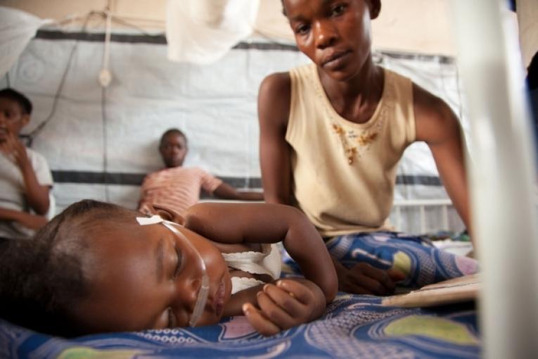 Depuis des décennies la République démocratique du Congo est en proie à des épidémies de rougeole avec une forte réapparition de la maladie depuis 2010. Les équipes de Médecins Sans Frontières (MSF) interviennent régulièrement dans tout le pay