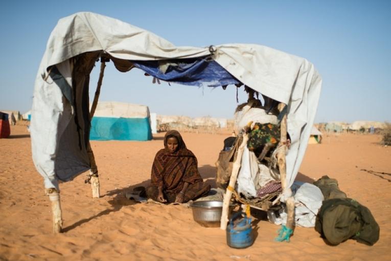 70 000 réfugiés maliens continuent de survivre dans des conditions précaires au milieu du désert mauritanien sans perspective de retour en raison des tensions ethniques affectant le nord du Mali. C’est ce que décrit le rapport « Echoués dans le 