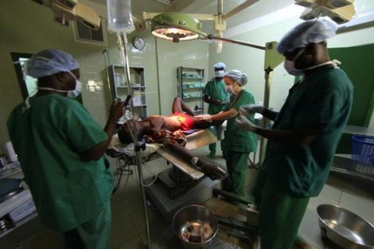 Suite aux attaques du 5 décembre des centaines de blessés ont été pris en charge par MSF qui étend ses activités pour continuer à les soigner. Des milliers de personnes déplacées ont fui les violences à Bangui capitale de la République centrafr