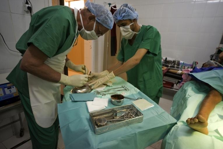Intervention chirurgicale à l'hôpital de Khameer (Amran) octobre 2010