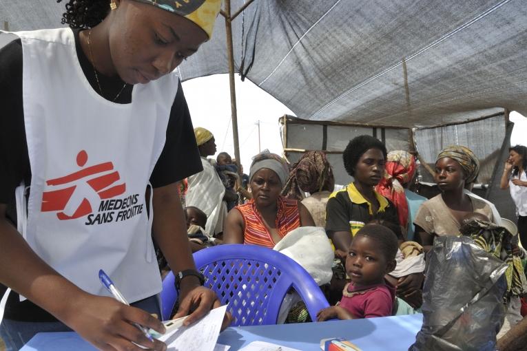 Triage des patients lors de la clinique mobile organisé par MSF dans le stade de Sotraki