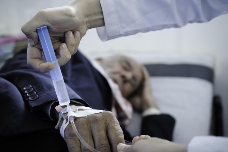 Patient diabétique soigné dans la salle d'urgence d'un hôpital MSF en Syrie