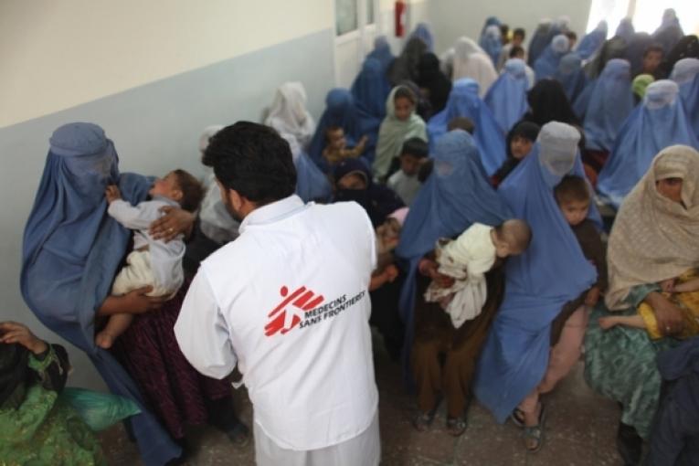 photo afghanistan personnel MSF et femmes en burka bleue