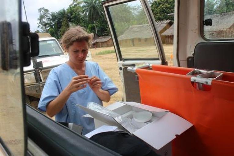 Le Dr. Sironi préparant le matériel et l'équipement nécessaires pour l'assainissement d'une maison contaminée par l'Ebola à Ituku (9 km au sud de Lokolia).