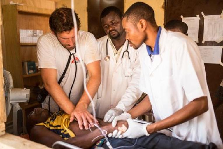 Prise en charge d'un patient au centre de santé Lazaret à Niamey.