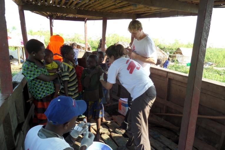 Les équipes MSF vaccinent les enfants pour circonscrire l'épidémie de rougeole