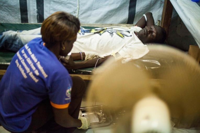 Des transfusions sanguines sont effectuées pour les patients atteints de paludisme et qui souffrent d’anémie. Le sang a été collecté sur le site par des familles de donneurs dont le sang est testé pour déceler d’éventuels cas de paludisme syph