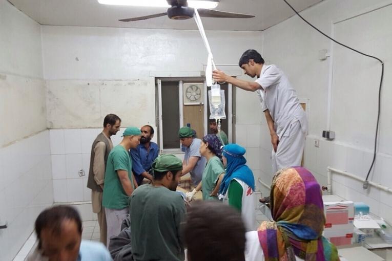 Afghanistan : opération dans un bloc improvisé après le bombardement de l'hôpital MSF de Kunduz