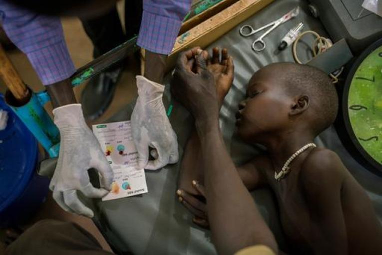 Préparation d'une transfusion sanguine pour un enfant atteint de paludisme. Sud Soudan novembre 2015.
