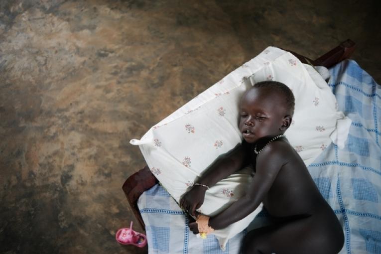 Un enfant atteint de pneumonie au au centre de santé de Gogrial dans l\'état de Warrap au Sud Soudan novembre 2010