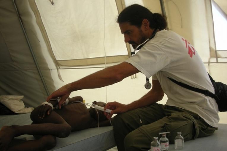 Le pédiatre Sergio Cabral avec un enfant dans le CTC de Sarthe  décembre 2010