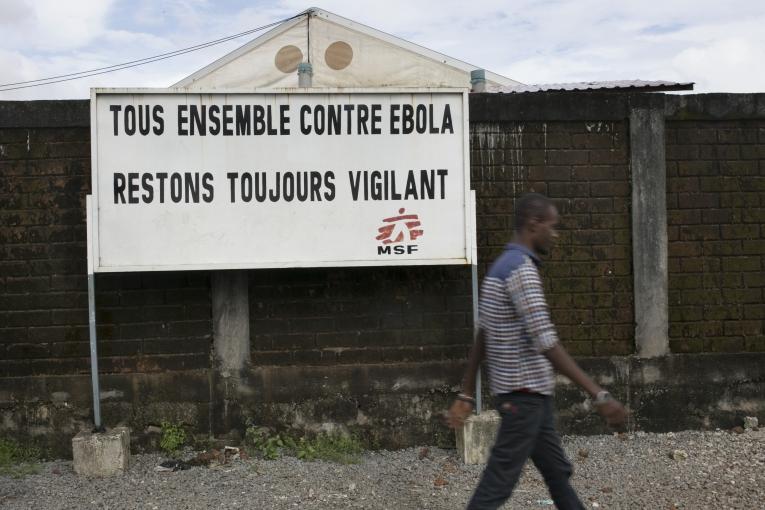 A l’extérieur du centre de santé de MSF à Nongo en Guinée.