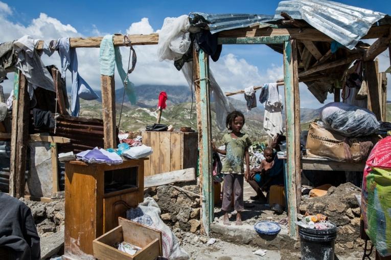 Des enfants dans les débris après l'ouragan