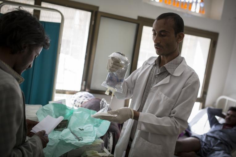 Le matin les urgences de l’hôpital Al Salam de Khamir ne désemplissent pas pas plus que le planning des chirurgiens ou les lits de la maternité. Avec plus de 29 000 consultations aux urgences et un tiers des patients transférés vers d’autres serv