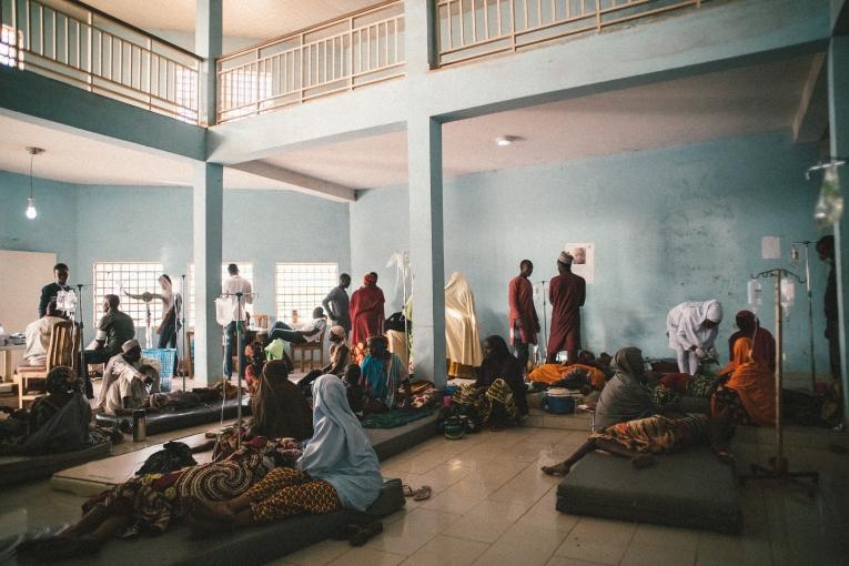 Le Nigeria et le Niger font face encore une fois à une épidémie de méningite C marquée par le début de la saison sèche. Selon l’Organisation Mondiale de la Santé (OMS) du 13 décembre 2016 au 14 mai 2017 1112 décès sur 14 943 cas ont été enr
