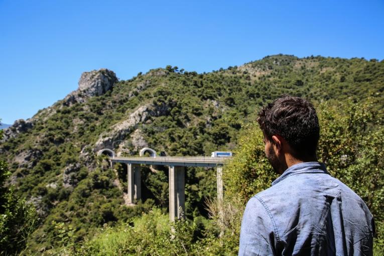 Ismael 22 ans originaire du Pakistan. Après 11 mois passés à se cacher en Serbie Isameal a mis un an et demi à rejoindre l’Italie. Aujourd’hui il est bloqué depuis une vingtaine de jour dans les montagnes près de la frontière française.