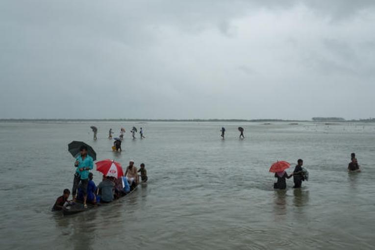 Plus de 422 000 Rohingya ont fui les violences dans l'Etat de Rakhine au Myanmar et se sont réfugiés au Bangladesh. Les réfugiés traversent la frontière par la rivière Naf dans l'eau et sous la pluie.