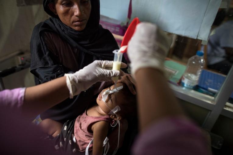 Une mère et son enfant dans la clinique MSF de Kutupalong Bangladesh octobre 2017