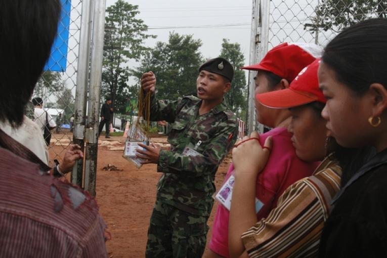 les réfugiés Hmongs du camp de Huam Nai Khao en Thaïlande sortent du camp sous contrôle des militaires.