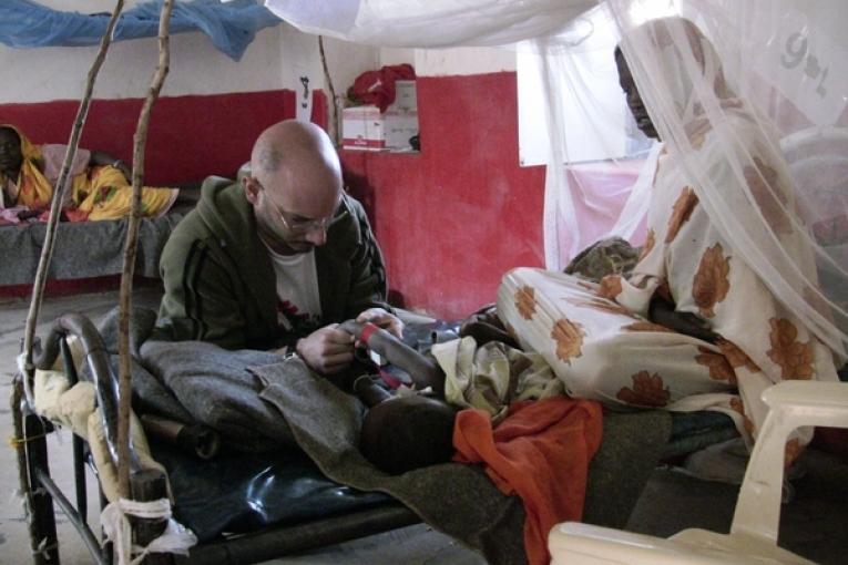 Un médecin MSF examine un enfant à l'hôpital de Muhajeria Sud Darfour janvier 2008.